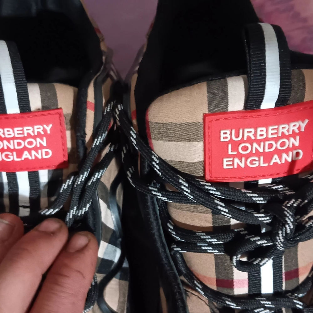 Size 10 beige and black Burberry sneakers - Picture 2 of 10